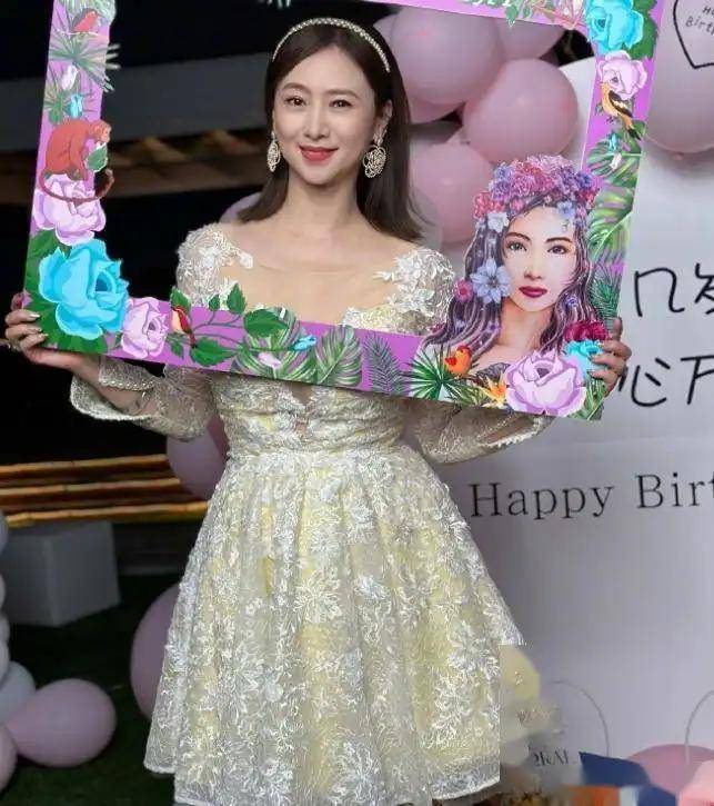 翁虹16岁女儿准备出道，酷爱做美食，遗传了妈妈的高颜值