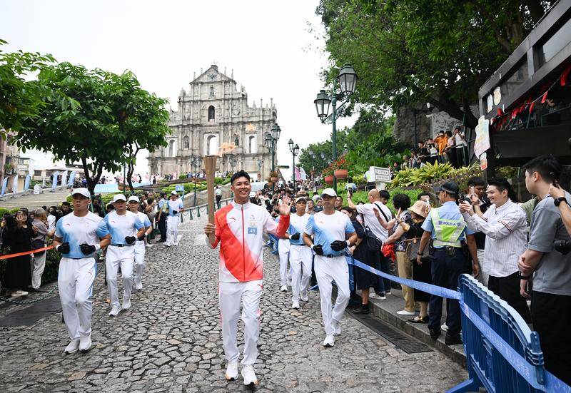 三地联动四城同传 全运会历史首次跨境火炬传递举行
