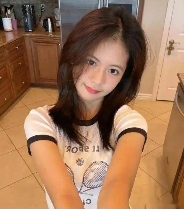 翁虹16岁女儿准备出道，酷爱做美食，遗传了妈妈的高颜值