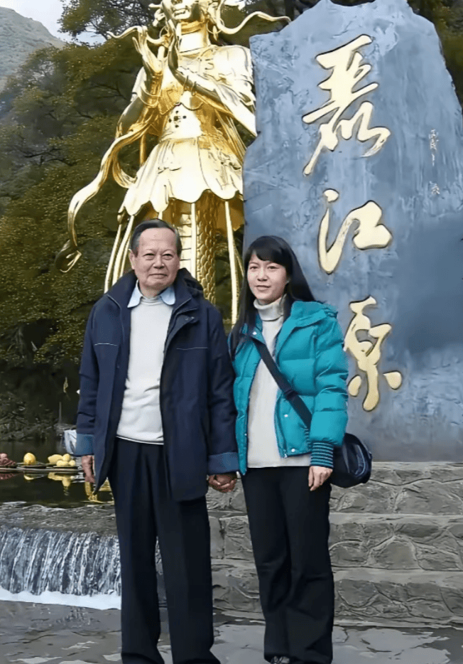 翁帆最新近况：穿35块的帆布鞋，带34箱手稿搬离旧居