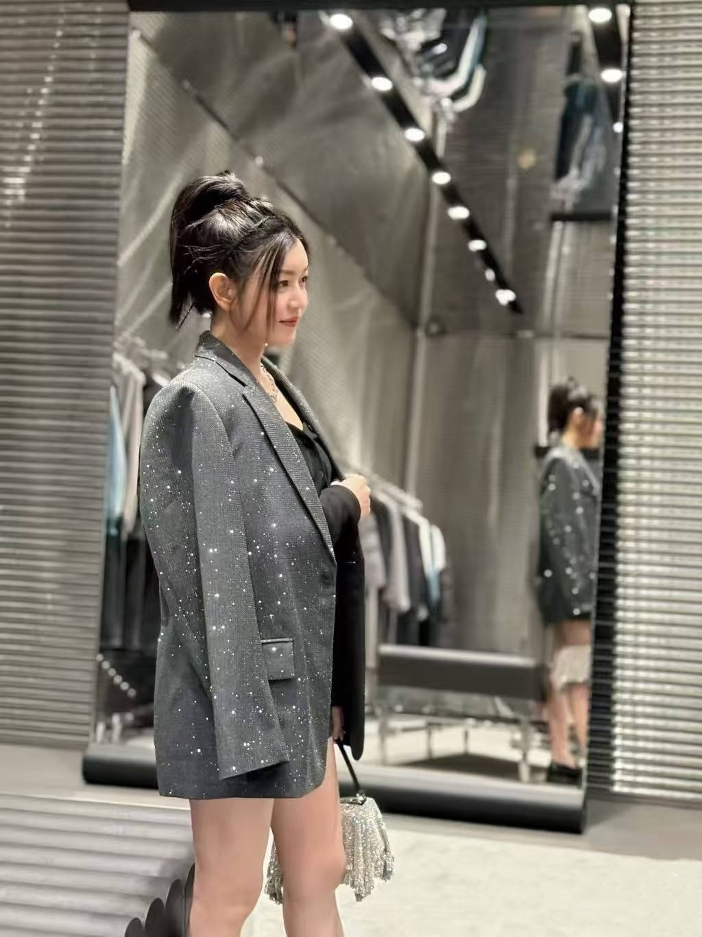 42岁陈妍希亮相活动，亮片西装配超短裤又美又飒，看着像二十出头