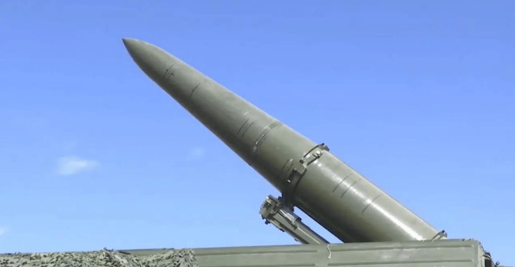 红军城都快丢了，乌军却还在后方颁奖，欢庆之际俄罗斯弹道导弹从天而降