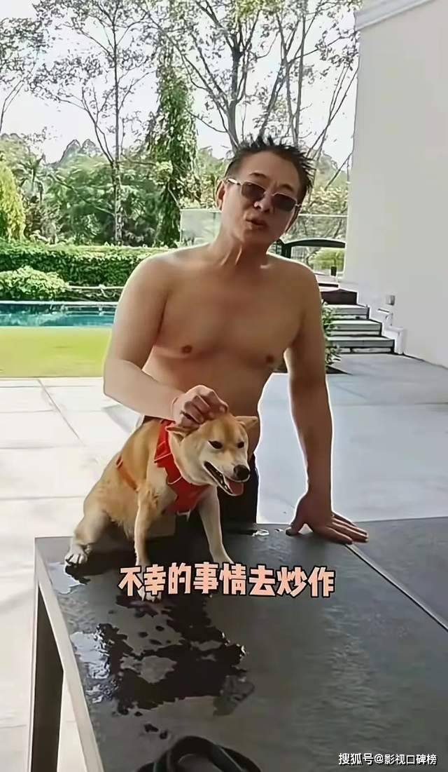 李连杰亲自下场辟谣，泳池脱衣露出光洁胸口，直言：别拿逝者炒作