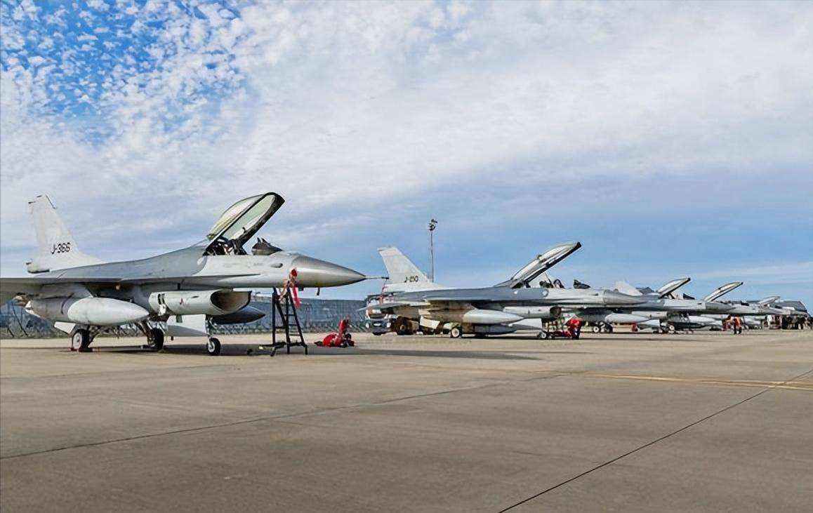 罗马尼亚用1欧元换了18架战斗机!泽连斯基曾到荷兰索要F-16,最后一架没拿到