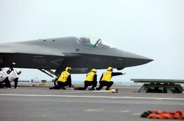 福建舰正式入列,直接亮出“大绝活”!美媒:和美航母有百年差距