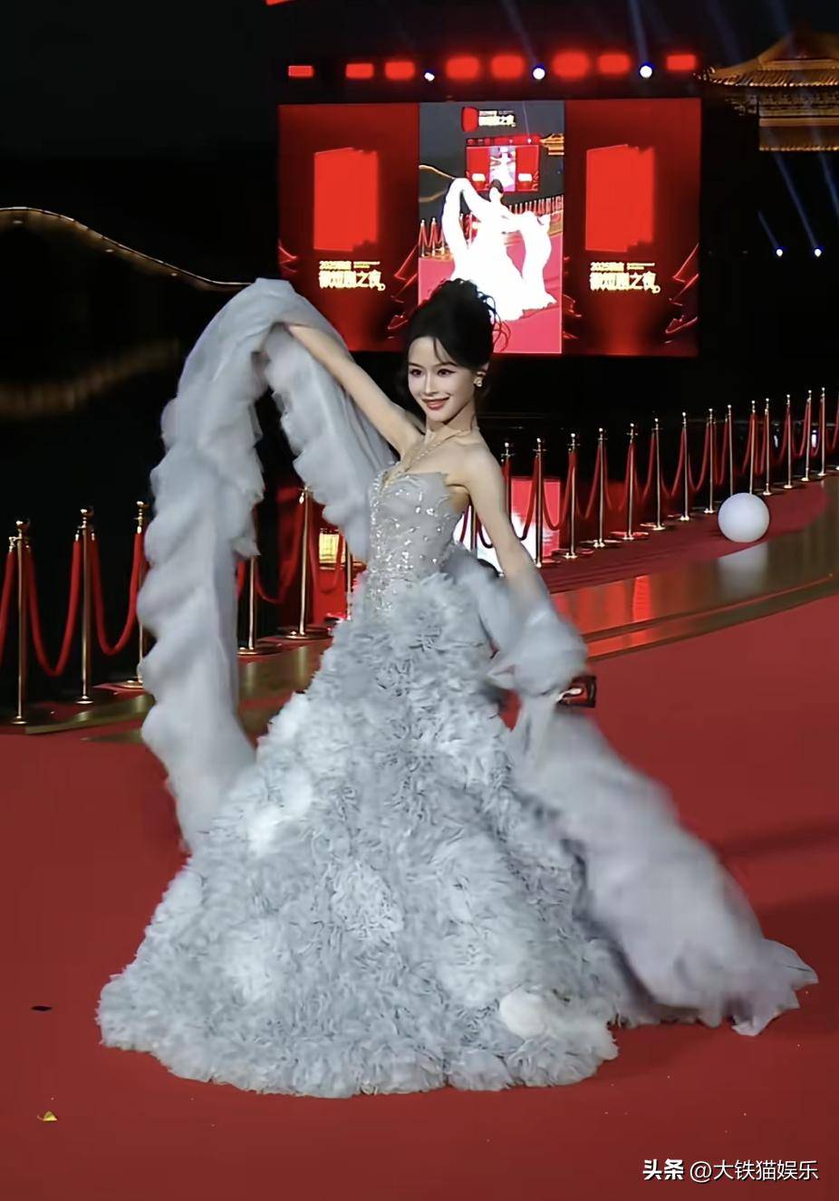 短剧演员红毯生图来了，离开十级滤镜，谁的颜值扛住了长镜头检验