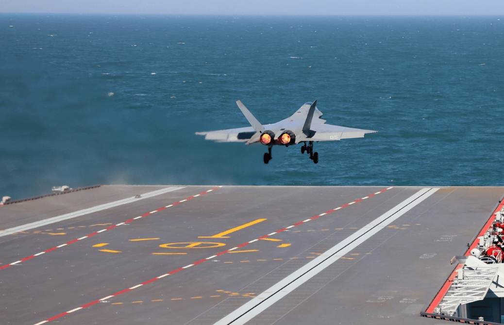 相较福建舰入列,法媒报道:最恐怖的是,中国一次服役一个航母编队