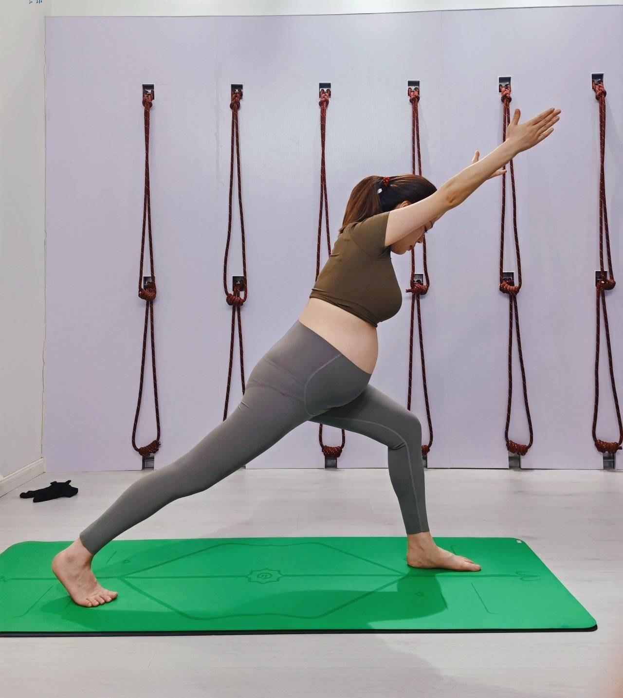 女子顺产出产房健步如飞,产前跳操,10分钟生娃,健步如飞出产房