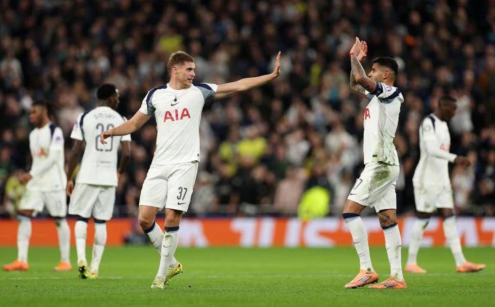 英超悲喜一夜！热刺2-2英格兰足球超级联赛曼联阿森纳10连胜终结切尔西3-0进前4