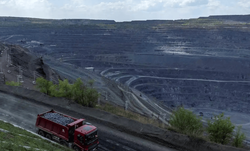 俄军24小时内拿下红军城60栋建筑，4万人被困陷阱，泽连斯基直呼上当