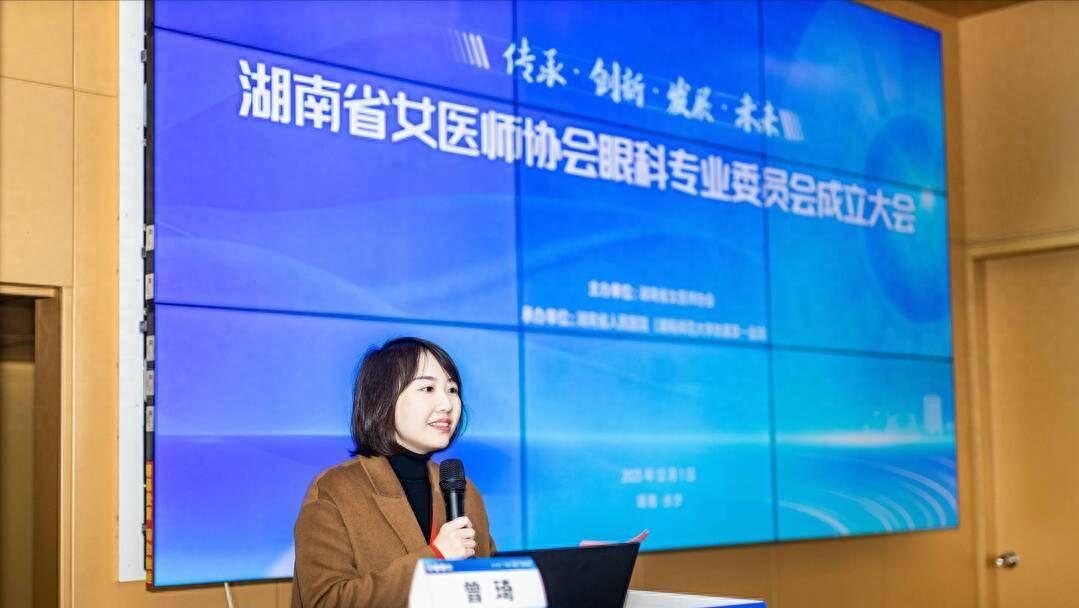 “眼科颜值女王”曾琦罕见美照曝光，颜值气质不输明星，一笑倾城