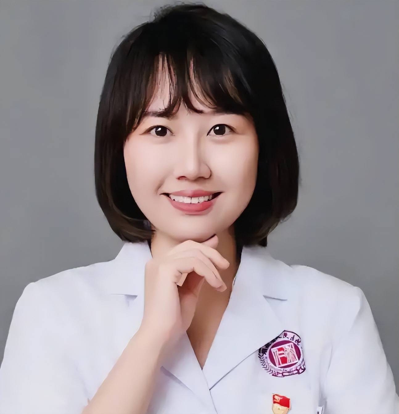 “眼科颜值女王”曾琦罕见美照曝光，颜值气质不输明星，一笑倾城