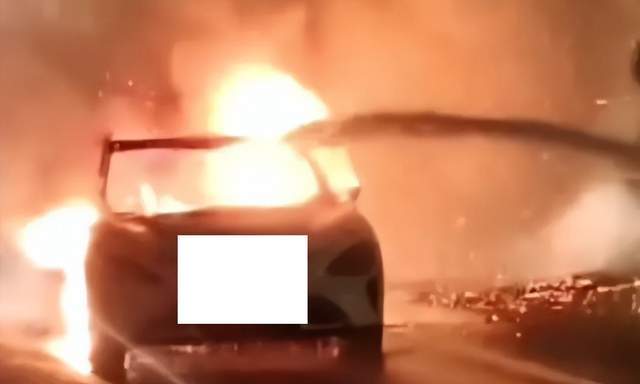 原创 电车又起火了,随时随地,不可预测,拖车都怕了