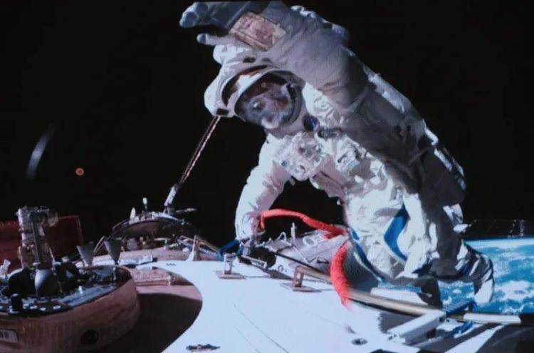 原创             强大! 顶住了空间碎片撞击, 神舟二十准备返回: 或带回国宝级航天服