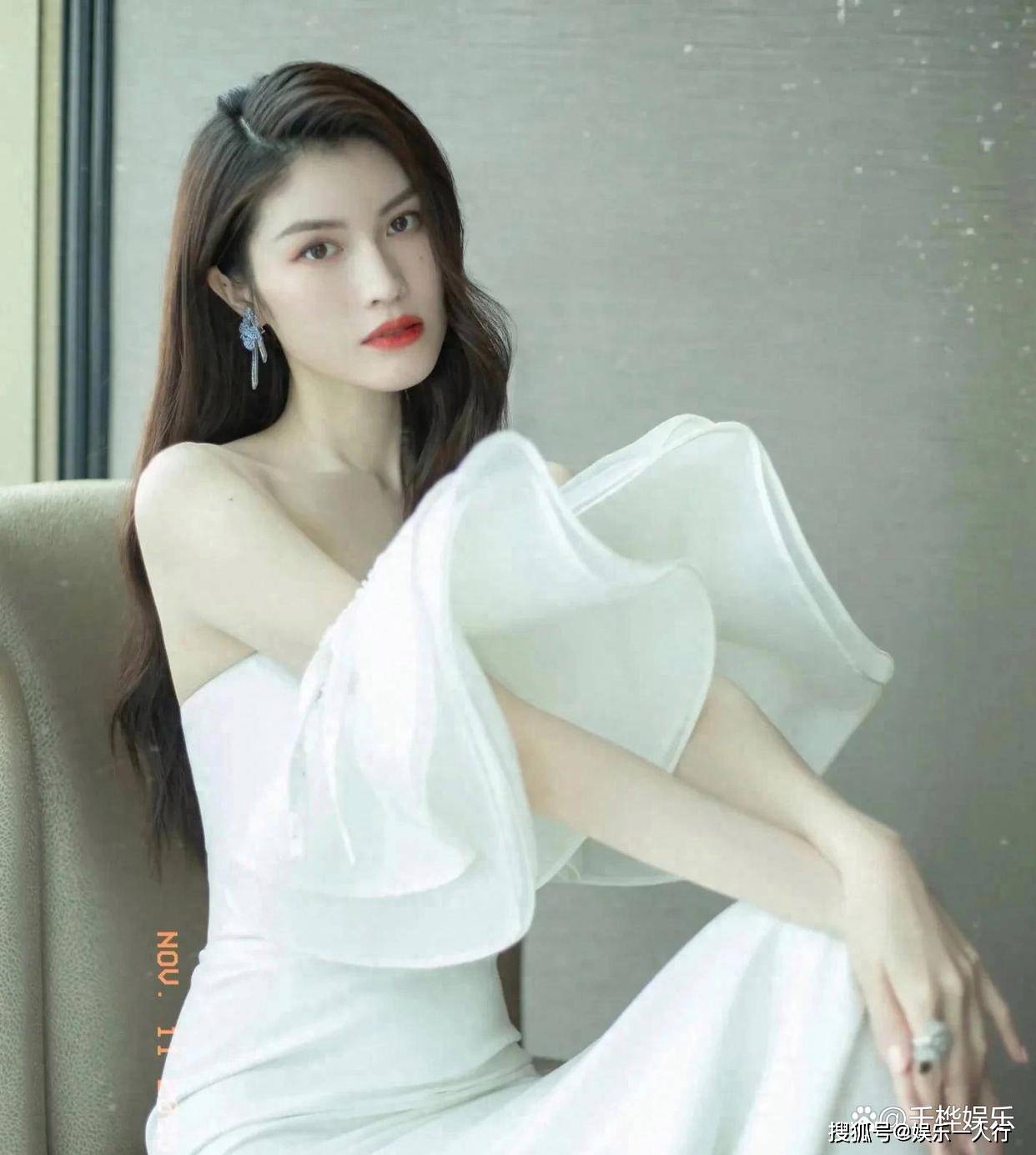 何穗晒产后照片，事业线变化惊呆网友！陈伟霆妈妈抵达北京探望