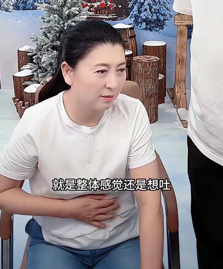 闫学晶带病直播,恶心想吐无法站立,面容憔悴,只能由儿子代劳