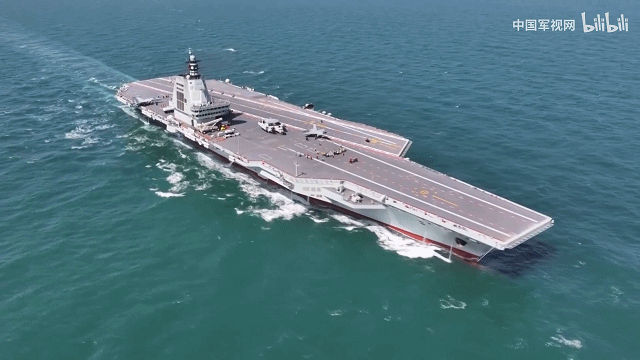 双层软卧变三层硬卧！福建舰宿舍首次公开，咋比辽宁山东舰还挤？