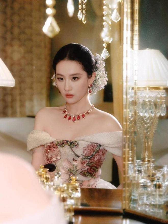 钟楚曦喜提金鸡女配!成功打脸娱乐圈4人,台下众星表情精彩