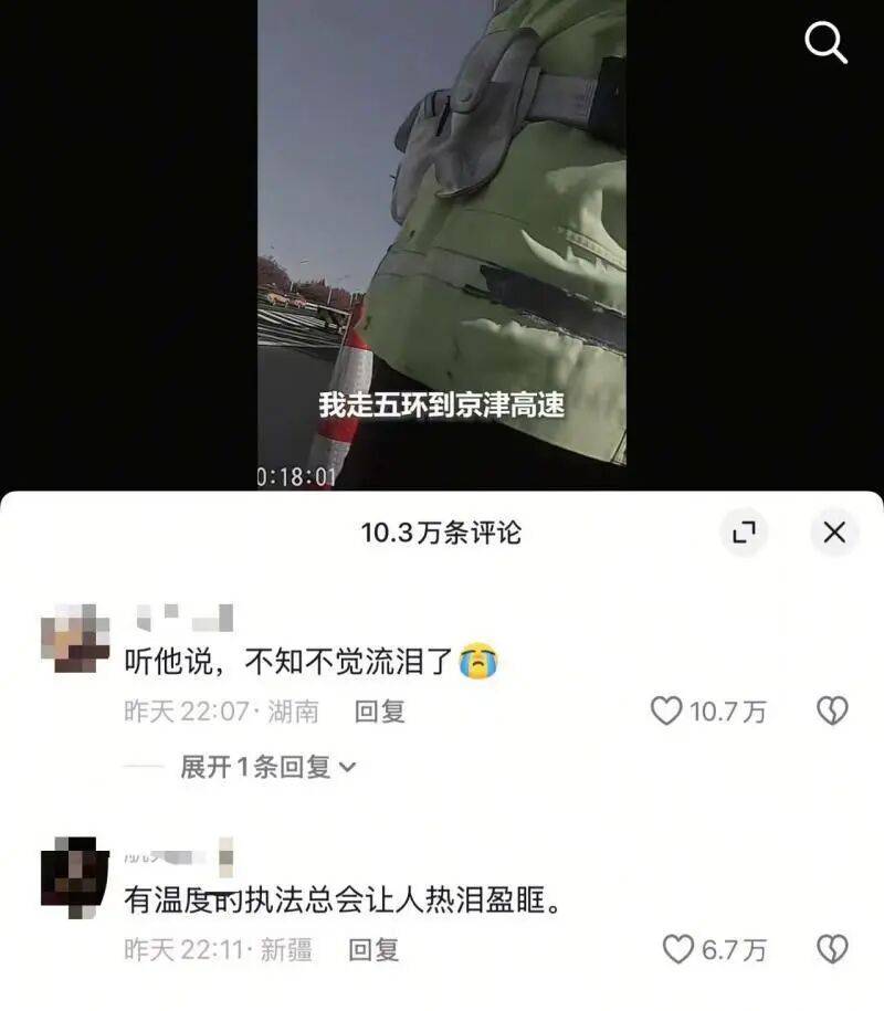 北京一男子骑摩托车上禁行主路,被交警拦下后崩溃痛哭:我知道这么走不对,我妈没了,交警道歉放行:路上慢点儿,注意安全