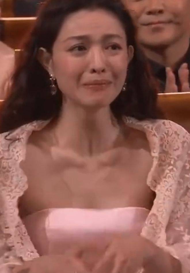 钟楚曦喜提金鸡女配!成功打脸娱乐圈4人,台下众星表情精彩