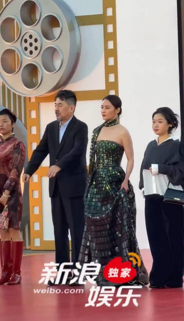 蒋勤勤金鸡奖红毯差点被绊倒,陈建斌牢牢扶住妻子