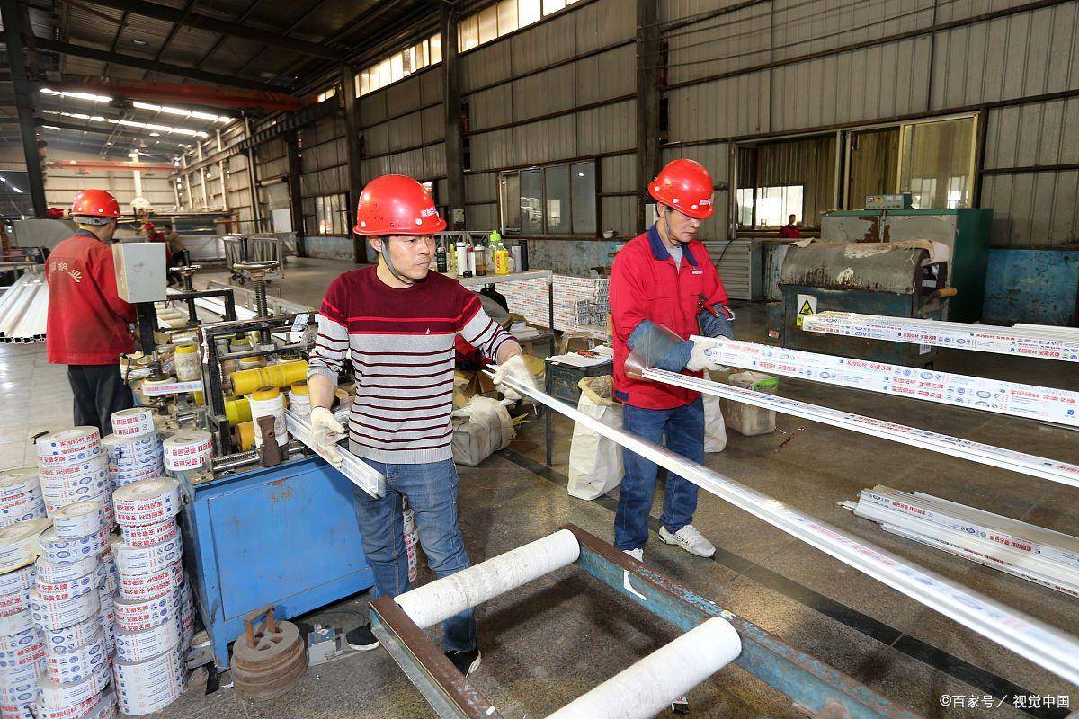 工价出现下跌工厂门口排成队务工人员何去何从：返乡发展PG电子