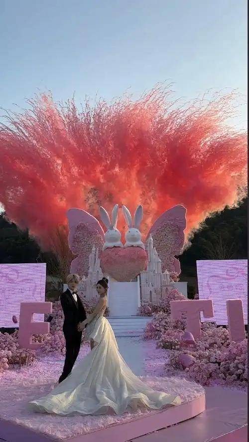 鹿哈官宣领证！8年爱情长跑终成正果，娇妻身材火辣，夫妻相拉满