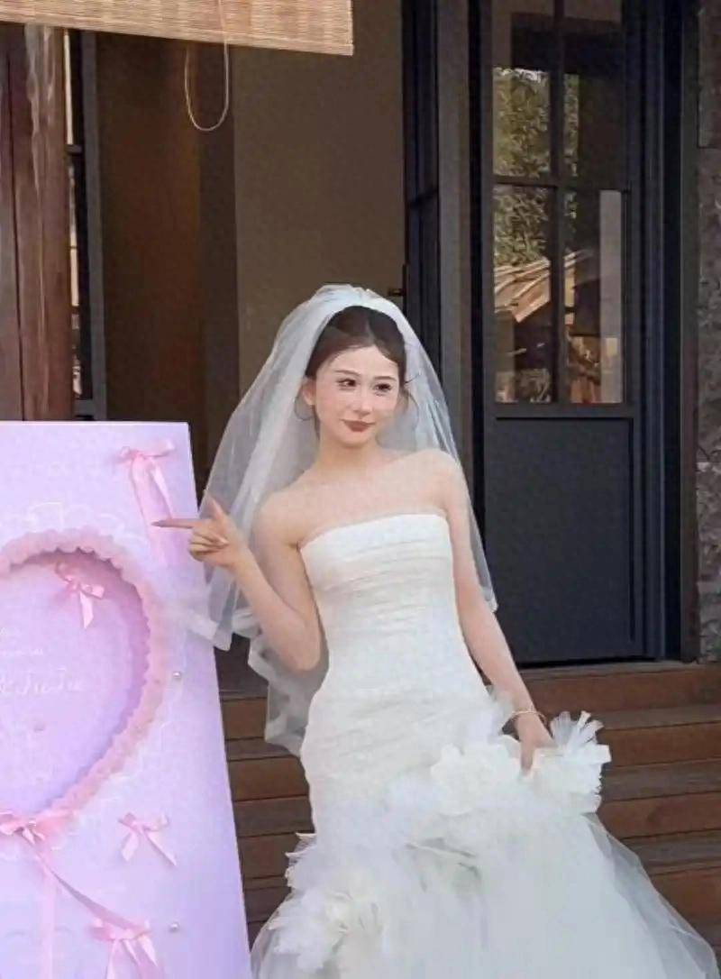 鹿哈官宣领证！8年爱情长跑终成正果，娇妻身材火辣，夫妻相拉满