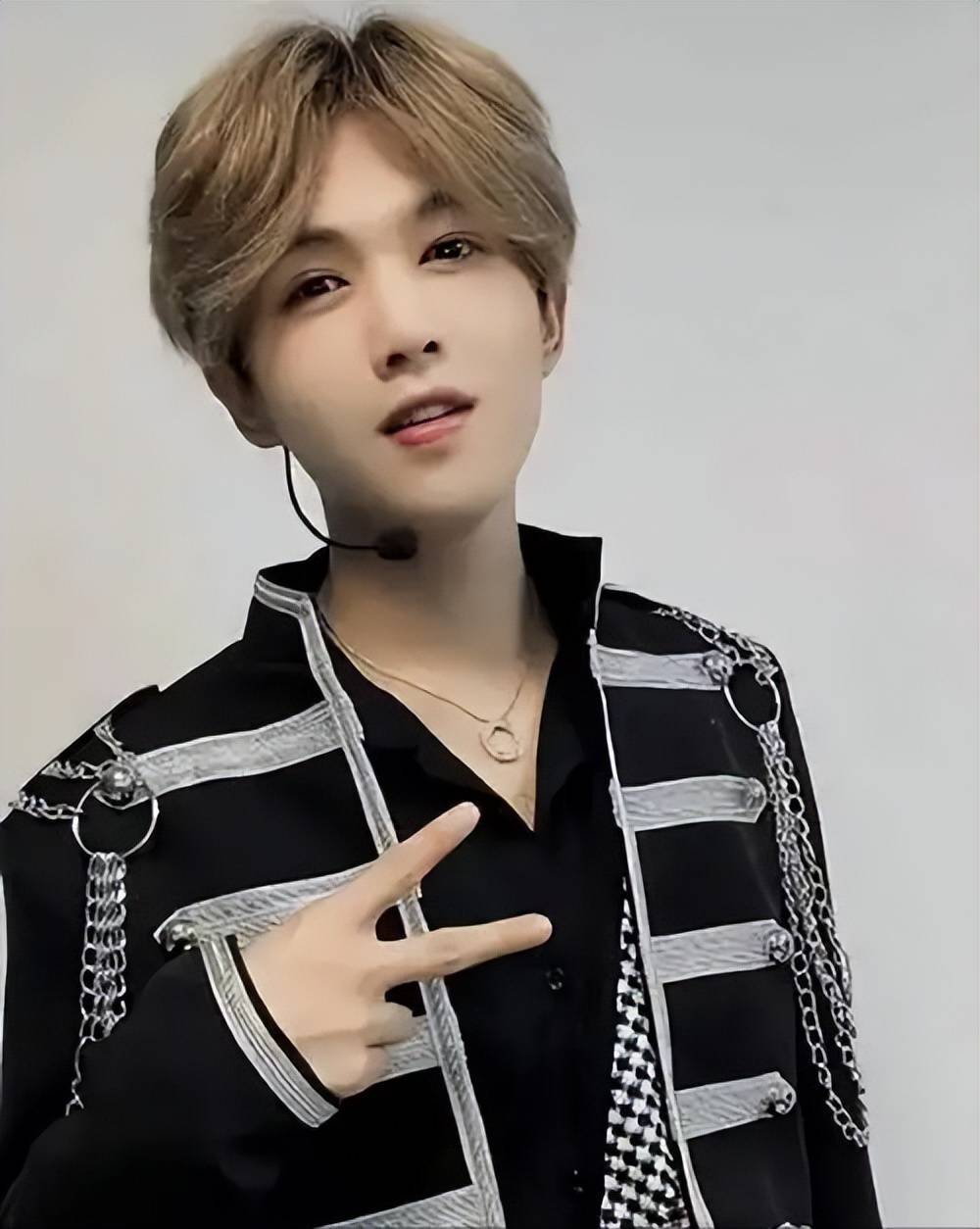 鹿哈官宣领证！8年爱情长跑终成正果，娇妻身材火辣，夫妻相拉满