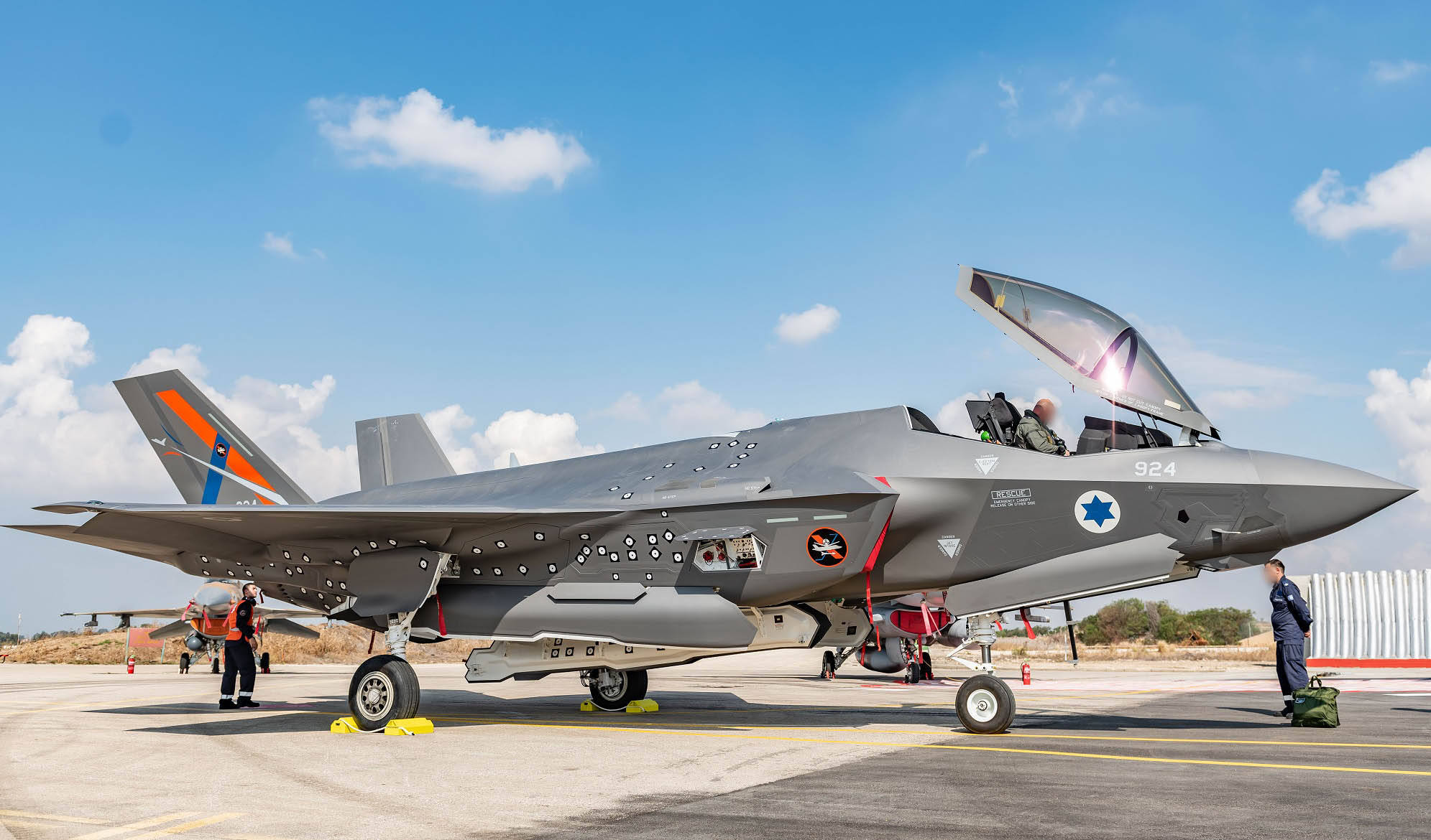 卡塔尔炸了，中东该醒了：再不找中国买歼35，以色列下一个就炸你