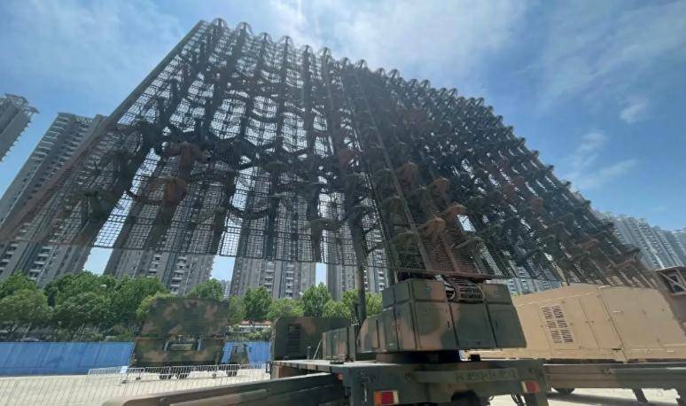 央视曝红旗-20开火惊艳画面，打得就是隐形目标，信号美国能看懂