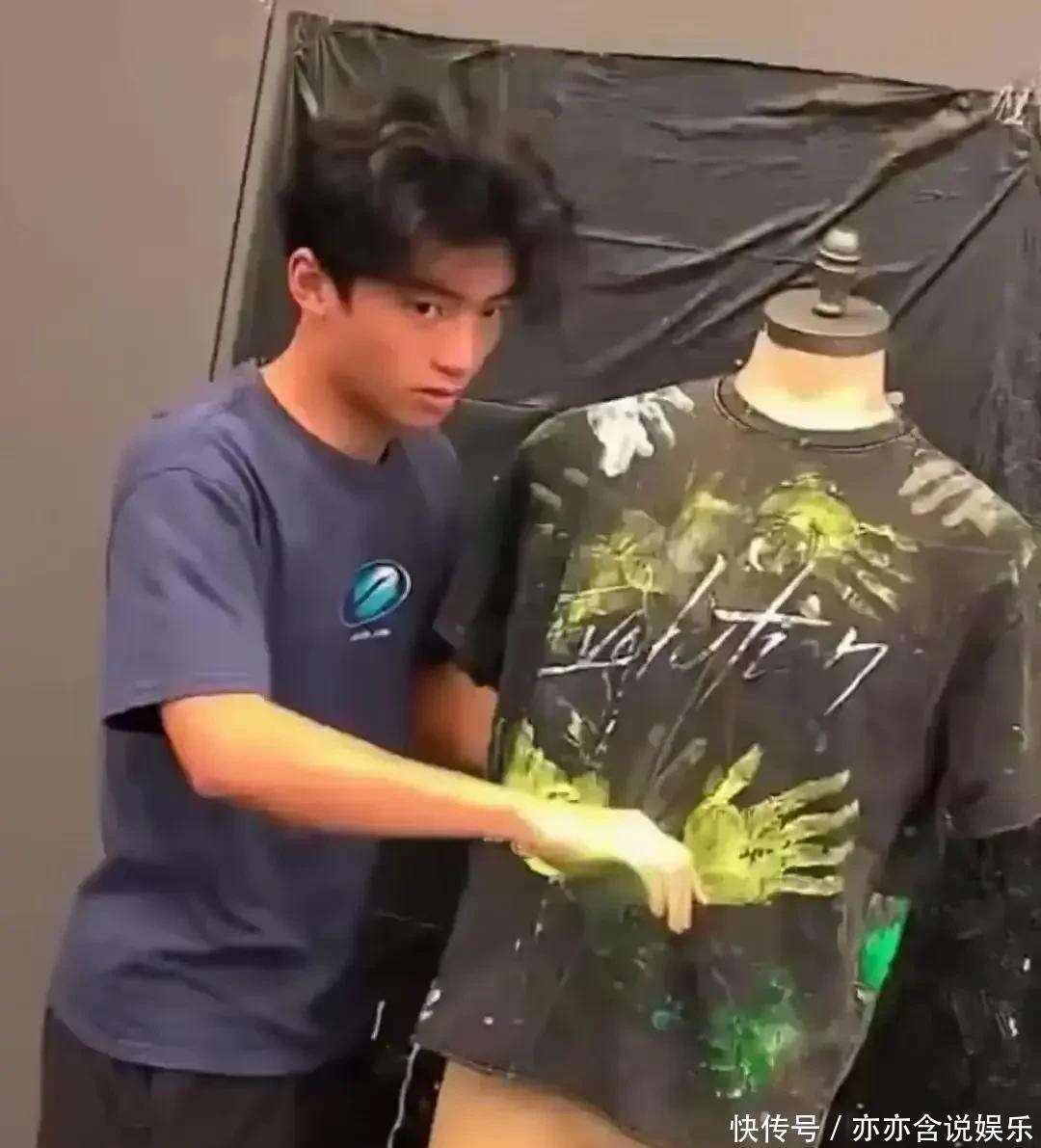 谢霆锋获赞帅气，他与长子逛商场被偶遇，父子虽少言却满满父爱