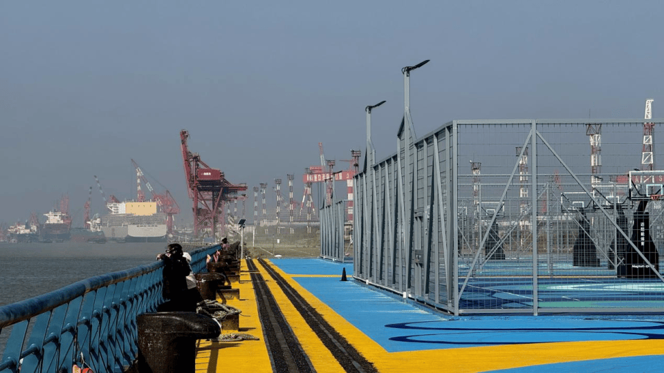 2025江西省城市足球联赛-赛程/比分/球队阵容全掌握-本地足球热血来袭！从工业锈带到生活秀场万里长江最美球场点亮江苏南通滨江绿轴