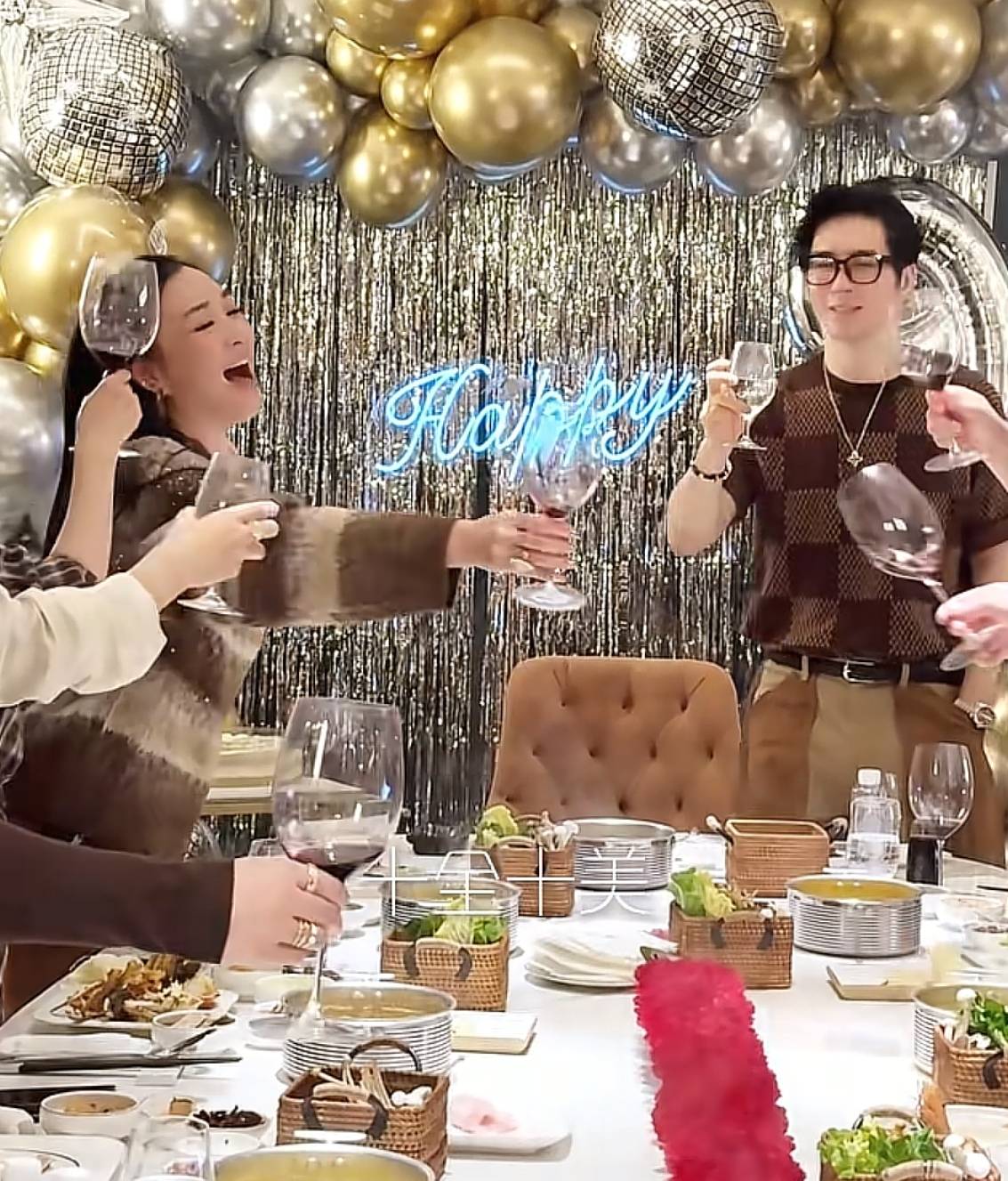 钟丽缇庆结婚9周年！收9999朵玫瑰，和老公拥吻，55岁还想生孩子