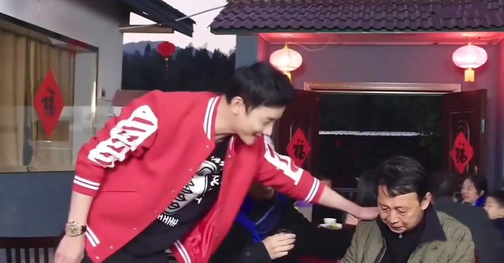 罗晋将在八宝山送别父亲，知情人爆料罗父在老家是领导，罗晋为孝停工一年