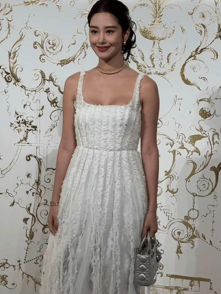 杨采钰被质疑缺钱了，最新活动一脸憔悴，嫁豪门生娃还要频繁站台