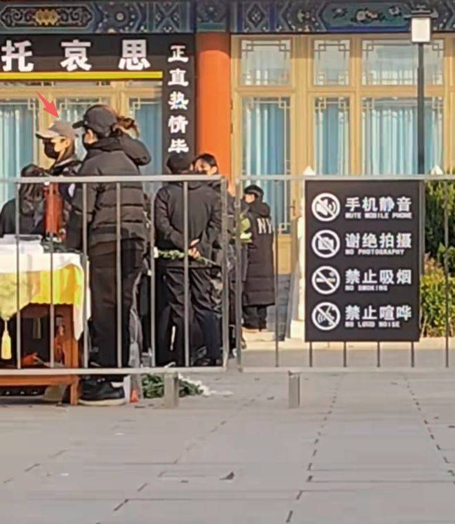 罗晋父亲告别仪式：布置低调，唐嫣和父母现身，20字挽联泪目！