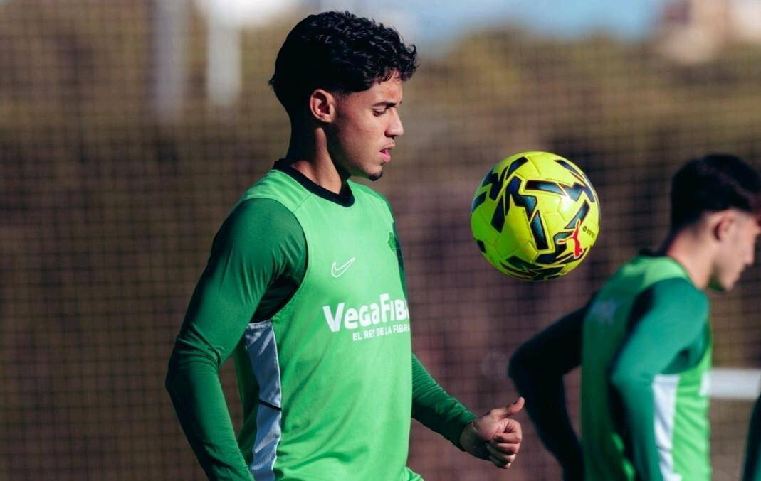 随着巴萨4-0登顶、皇马2-2埃尔切、马西班牙足球甲级联赛竞1-0赫塔费西甲最新积分榜出炉