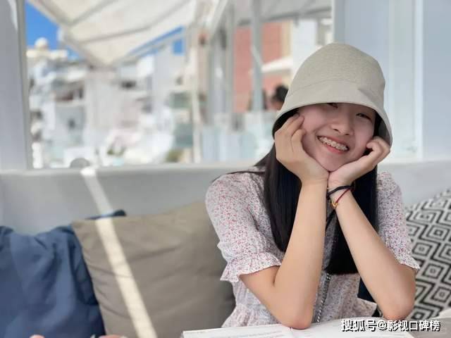 马伊琍的大女儿晒外婆织的围巾，素颜出镜的她很清秀，五官似文章