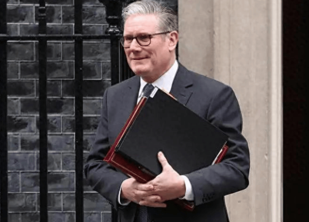 特朗普说一不二，绝不让欧洲上桌，英国首相紧急致电无果，貌似准备要对俄罗斯让步？