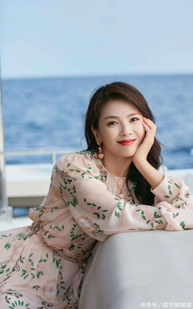 刘涛魅力无限，躺在台球桌上的照片非常勾魂