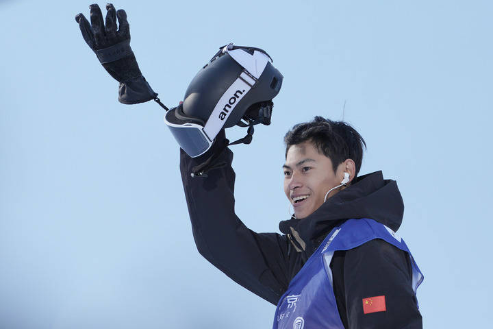 单板大跳台世界杯赛季首战打响 苏翊鸣葛春宇突出重围