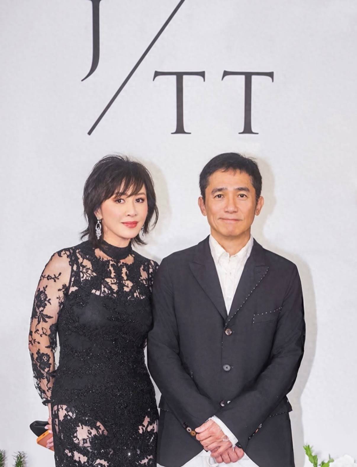 刘嘉玲关之琳出席婚礼，打扮美艳大方气质不相上下，罕同场没交流