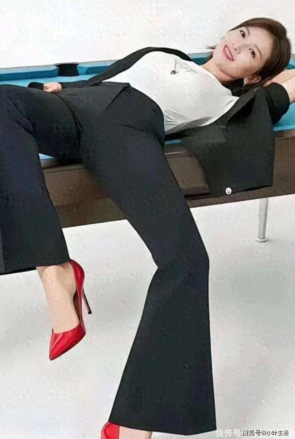 刘涛魅力无限,躺在台球桌上的照片非常勾魂