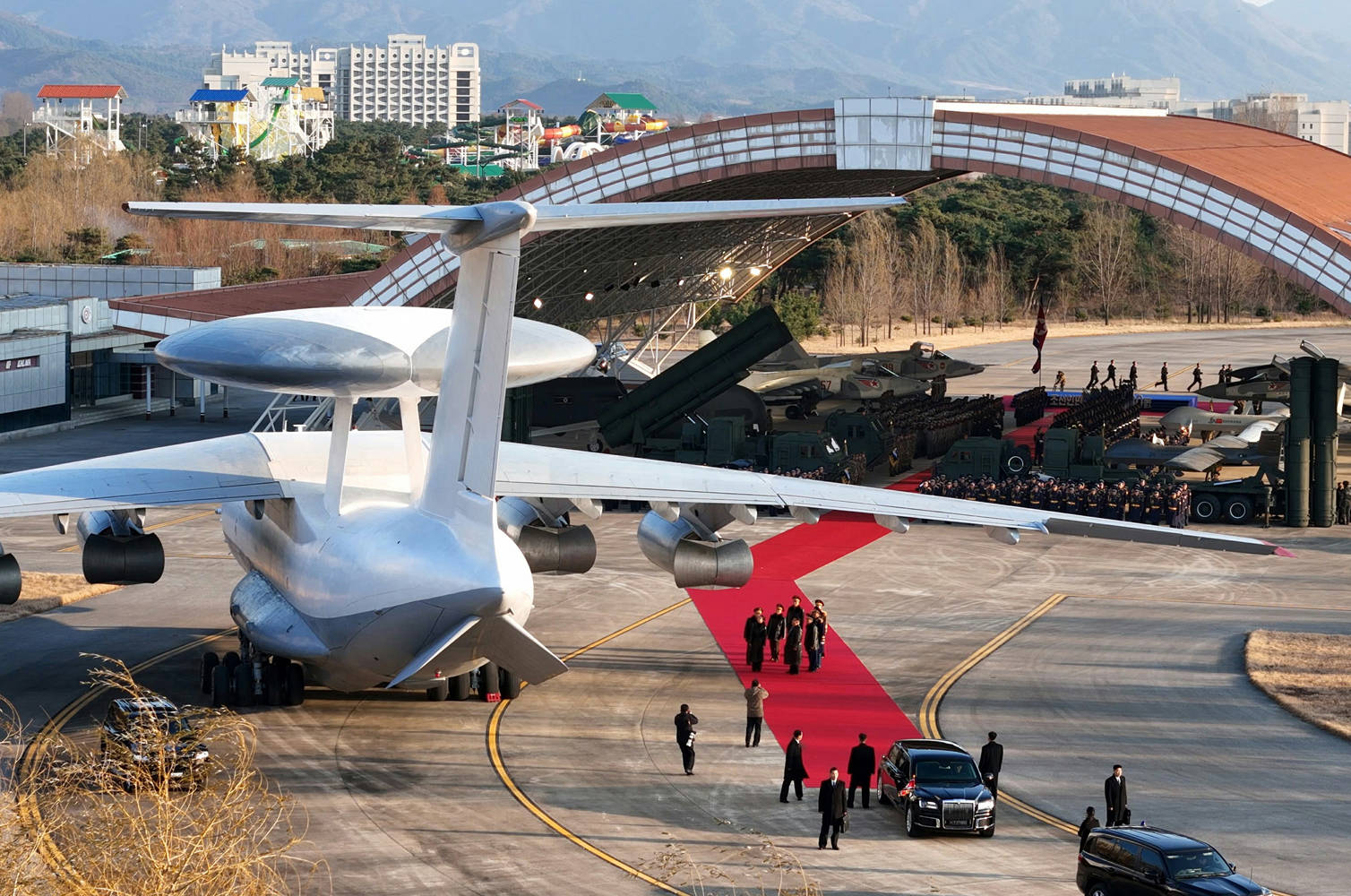 12岁朝鲜第一千金出席纪念活动！穿收腰皮风衣太帅，个子赶上老爸