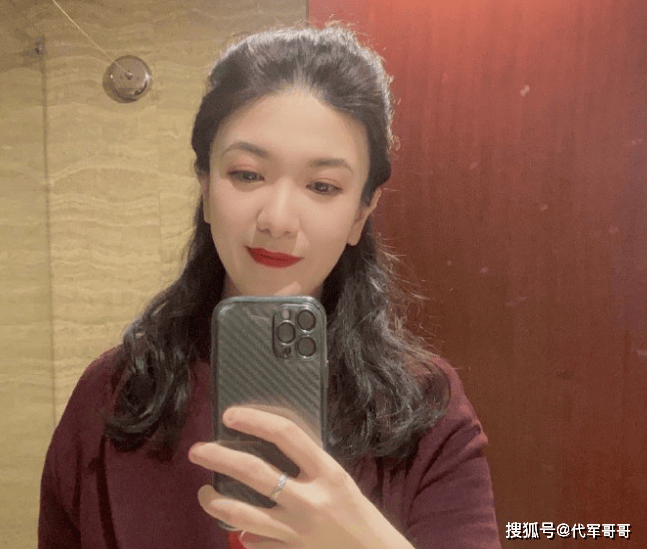 58岁演员周惠林娶31岁央视主持人,女儿才三个月大,婚姻生活很幸福