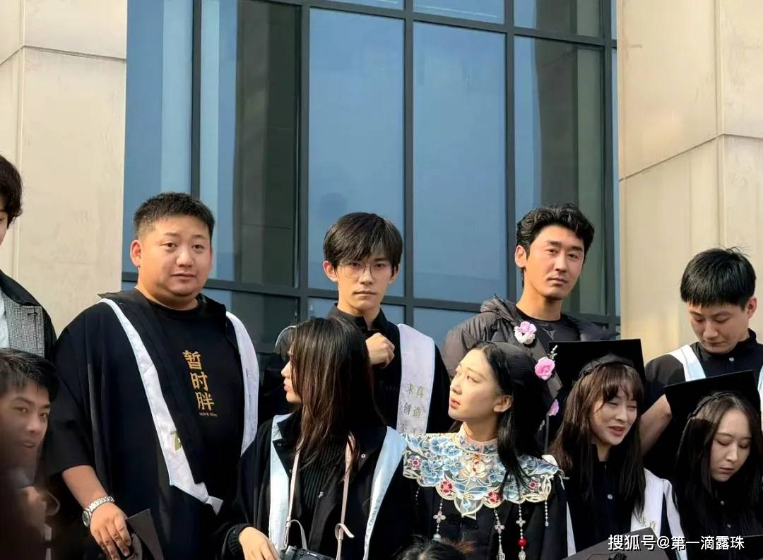 中戏75周年校庆：佟丽娅表白母校，靳东妥妥C位，易烊千玺补办毕业典礼