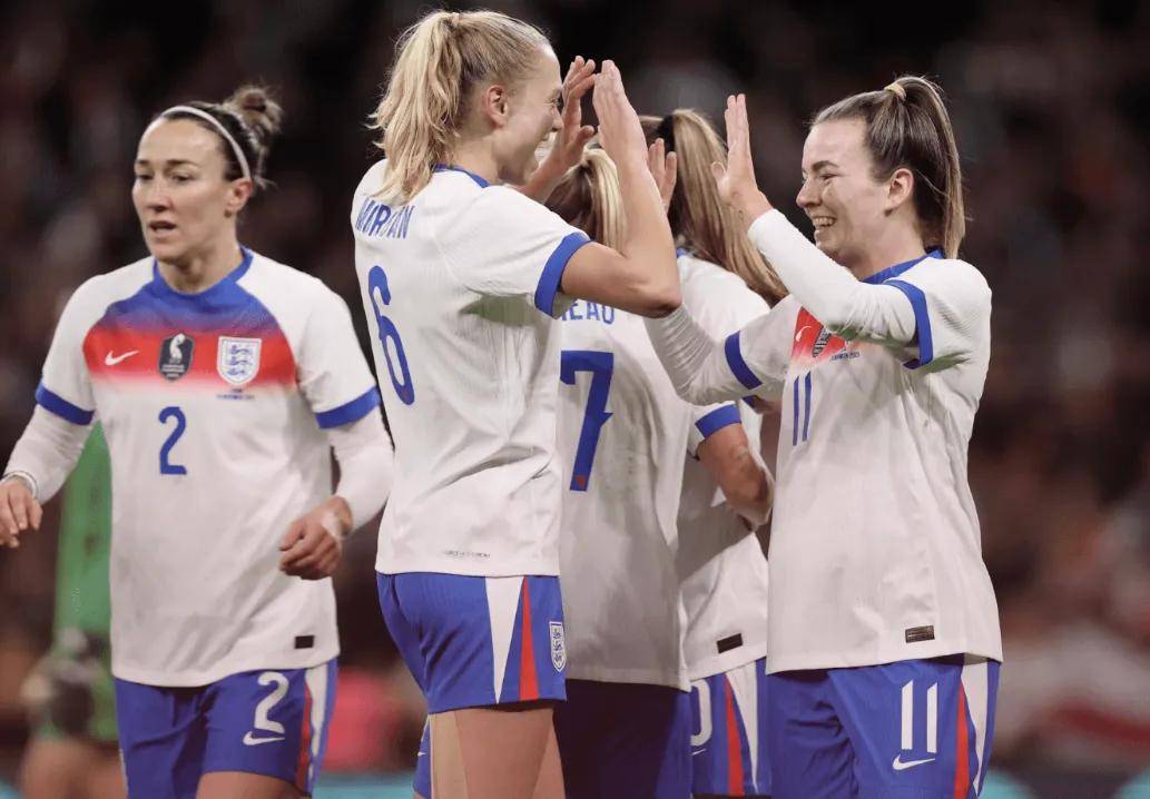 英格兰女足首发阵容：1号穆尔豪斯、2号布龙泽、5号马娅-勒蒂西耶、6号埃