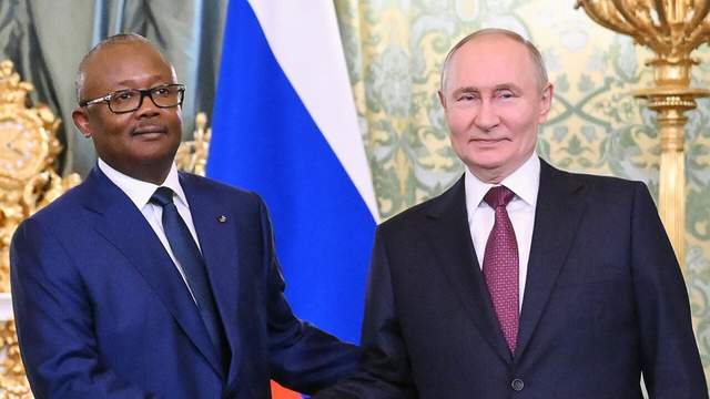 西非又来政变,军队抓了总统,中国使馆示警,俄罗斯失了一局?