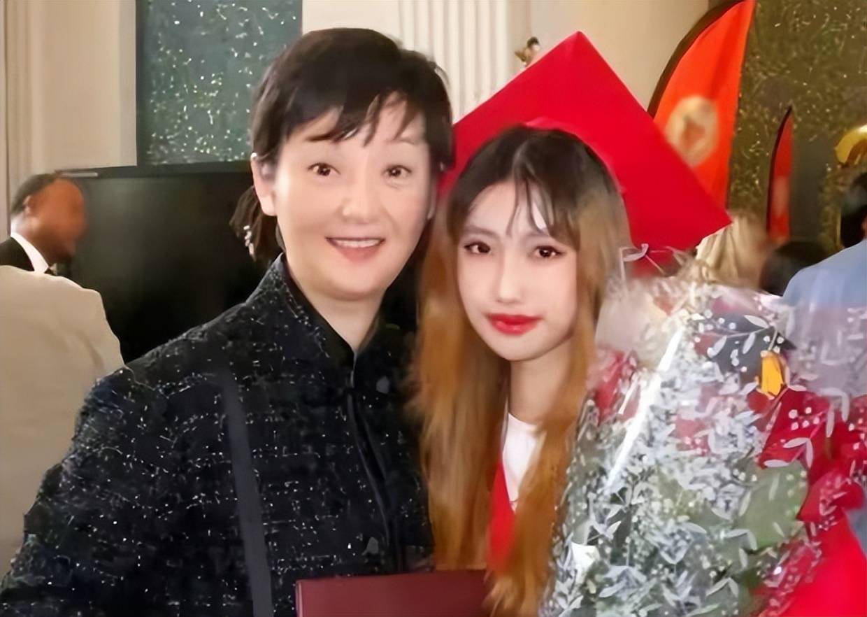冯小刚“养女”竟越来越好看了,长相变得更像爸爸,气质像徐帆